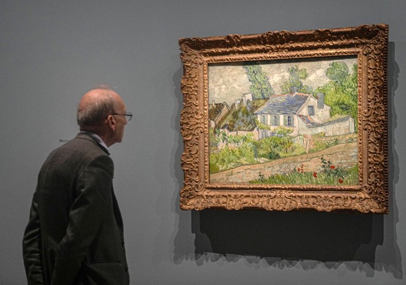 Un hombre mira el óleo sobre lienzo de Vincent van Gogh, Casa en Auvers-sur-Oise, fechado el 9 o 10 de junio de 1890, en la exposición Van Gogh en Auvers-sur-Oise: Los últimos meses en el Museo de Orsay en París, viernes 29 de septiembre de 2023. La exposición se abre al público del 3 de octubre de 2023 al 4 de febrero de 2024, se centra en los dos meses previos a su muerte a los 37 años el 29 de julio de 1890.(Foto AP/Michel Euler)