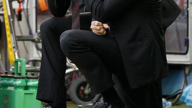 americateve | El t&eacute;cnico del Milan Massimiliano Allegri (izq) conversa con su asistente Mauro Tassotti durante un partido con la Fiorentina el 7 de abril del 2012 en Mil&aacute;n. Allegri fue despedido por el club y Tassotti qued&oacute; a cargo del equipo en fo