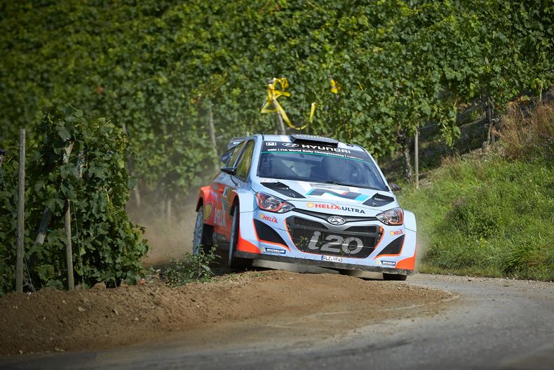 El belga Thierry Neuville y su copiloto Nicolas Gilsoul  conducen su Huundai en una etapa especial del rally de Alemania en Neumagen el 24 de agosto del 2014. Neuville gan&oacute; el rally. (AP Foto/dpa,Thomas Frey)