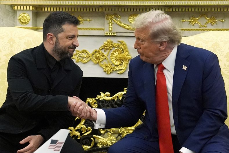 El presidente ucraniano Volodymyr Zelenskyy estrecha la mano de su homólogo estadounidense Donald Trump en la Casa Blanca, Washington, el lunes 18 de agosto de 2025. (AP Foto/Julia Demaree Nikhinson)