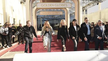 Barry Adelman, de izquierda a derecha, Nikki Glaser, Helen Hoehne, Glenn Weiss, Ricky Kirshner y Lester Friedman despliegan la alfombra roja de la 82a edición de los Globos de Oro el jueves 2 de enero de 2025 en el Beverly Hilton de Beverly. Colinas, California. (Foto Richard Shotwell/Invision/AP)