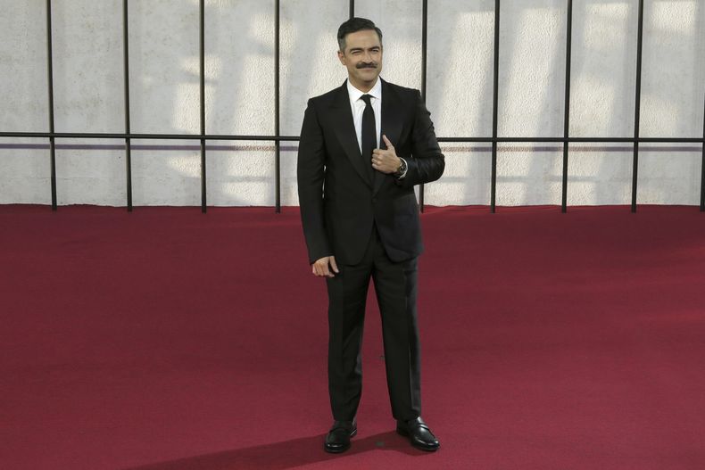 El actor mexicano Alfonso Herrera posa en la alfombra roja de la serie de Netflix Las muertas en la Ciudad de México, el lunes 8 de septiembre de 2025. (Foto AP/Berenice Bautista)