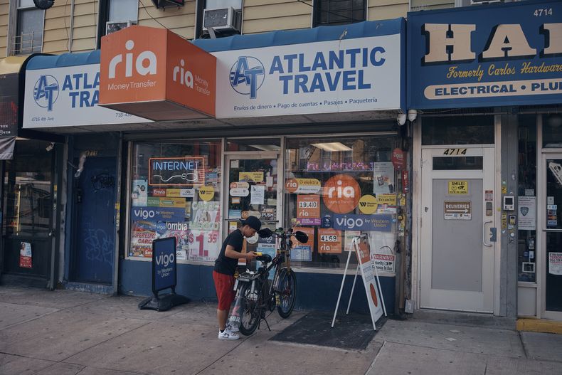 Un joven llega a una agencia de viajes, el 5 de junio de 2025, en Brooklyn, Nueva York. (AP Foto/Andres Kudacki)
