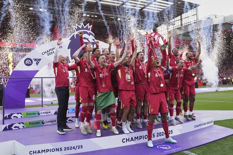 Los jugadores del Liverpool celebran con el trofeo de ganador después del partido de fútbol de la Premier League inglesa entre el Liverpool y el Crystal Palace en el estadio Anfield en Liverpool, Inglaterra, el domingo 25 de mayo de 2025. (AP Foto/Jon Super)