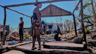Elizandra Sorrilla posa para una foto entre las ruinas de su vivienda, destruida por el huracán Melissa, en El Aserradero, Cuba, el domingo 16 de noviembre de 2025. (AP Foto/Milexsy Duran)