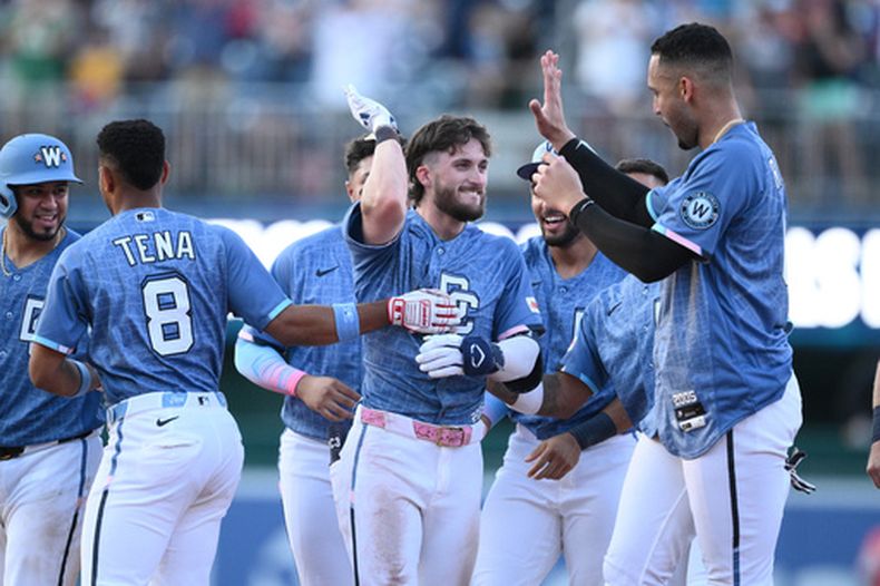 Dylan Crews de los Nacionales de Washington celebra con sus compañeros la victoria ante los Marlins de Miami el sábado 29 de agosto del 2026. (AP Foto/Nick Wass)
