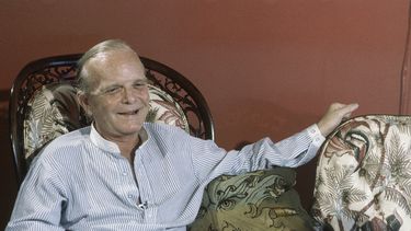 ARCHIVO - El escritor Truman Capote, en su apartamento el 23 de julio de 1980. El cuento inconcluso de Capote Another Day In Paradise fue publicado por primera vez esta semana en The Strand Magazine. (Foto AP/Nancy Kaye, archivo)