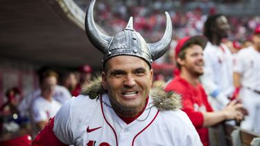 Joey Votto, de los Rojos de Cincinnati, celebra en la caseta después de batear un cuadrangular solitario durante la quinta entrada del juego de béisbol en contra de los Rockies de Colorado, en Cincinnati, el lunes 19 de junio de 2023. (AP Foto/Aaron Doster)