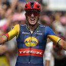 El danés Mads Pedersen celebra tras cruzar la meta de la octava etapa del Tour de Francia, un recorrido de 201 kilómetros (125 millas) de Libourne a Limoges, Francia, el sábado 8 de julio de 2023. (AP Foto/Daniel Cole)