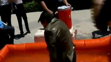 americateve | Empleados de la ciudad de Miami se lanzaron al agua helada durante un evento de recaudación de fondos para ayudar a un niño enfermo de cáncer.