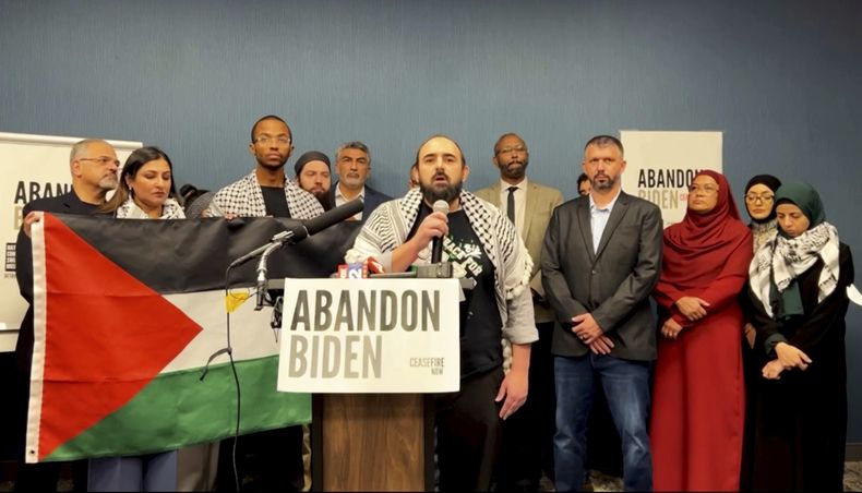 En esta imagen tomada de un video, líderes comunitarios musulmanes de varios estados políticamente oscilantes prometen retirar su apoyo al presidente Joe Biden, el sábado 2 de diciembre de 2023, en una conferencia en Dearborn, Michigan. (#AbandonBiden vía AP)