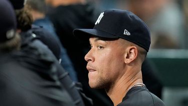 El jardinero lesionado de los Yankees de Nueva York, Aaron Judge, permanece sentado con sus compañeros en la caseta durante la sexta entrada de un partido de béisbol contra los Diamondbacks de Arizona, el 18 de septiembre de 2026, en Phoenix. (Foto AP/Ross D. Franklin)