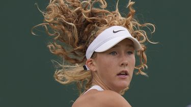 Mirra Andreeva devuelve ante Anastasia Potapova durante la tercera ronda del torneo de Wimbledon, el domingo 9 de julio de 2023. (AP Foto/Alberto Pezzali)