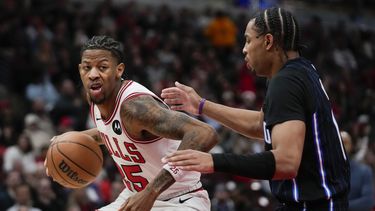 Jett Howard, derecha, del Magic de Orlando, defiende a Dalen Terry, de los Bulls de Chicago, durante la segunda mitad del juego de baloncesto de la NBA, el miércoles 30 de octubre de 2024, en Chicago. (AP Foto/Erin Hooley)