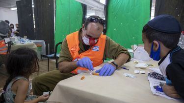 Casos de COVID en Israel llegan a niveles récord