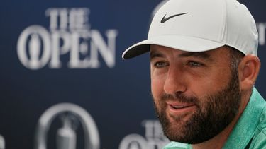 El estadounidense Scottie Scheffler habla con la prensa antes del Abierto Británico en Royal Birkdale el martes 14 de julio del 2026. (AP Foto/David Goldman)