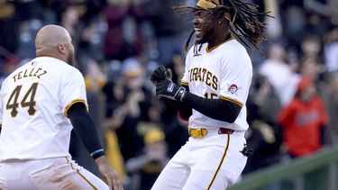 El dominicano de los Piratas de Pittsburgh Oneil Cruz (derecha) celebra junto al mexicano Rowdy Tellez (izquierda), luego de conectar el hit ganador en la 11ma entrada del partido de béisbol ante los Orioles de Baltimore, el sábado 6 de abril de 2024, en Pittsburgh. (AP Foto/Matt Freed)