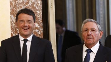 Matteo Renzi y Raúl Castro recibió a Raúl Castro en mayo de 2015.