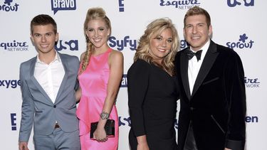 ARCHIVO - Los integrantes del programa Chrisley Knows Best --de izquierda a derecha, Chase Chrisley, Savannah Chrisley, Julie Chrisley y Todd Chrisley-- participan en el evento NBCUniversal Cable Entertainment 2014 Upfront en el Javits Center el jueves 15 de mayo de 2014, en Nueva York. (Foto de Evan Agostini/Invision/AP, archivo)