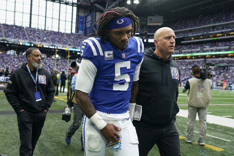 El quarterback Anthony Richardson (5), de los Colts de Indianápolis, sale del campo después de resultar lesionado del hombro derecho durante la primera mitad del partido de la NFL en contra de los Titans de Tennessee, el domingo 8 de octubre de 2023, en Indianápolis. (AP Foto/Darron Cummings)
