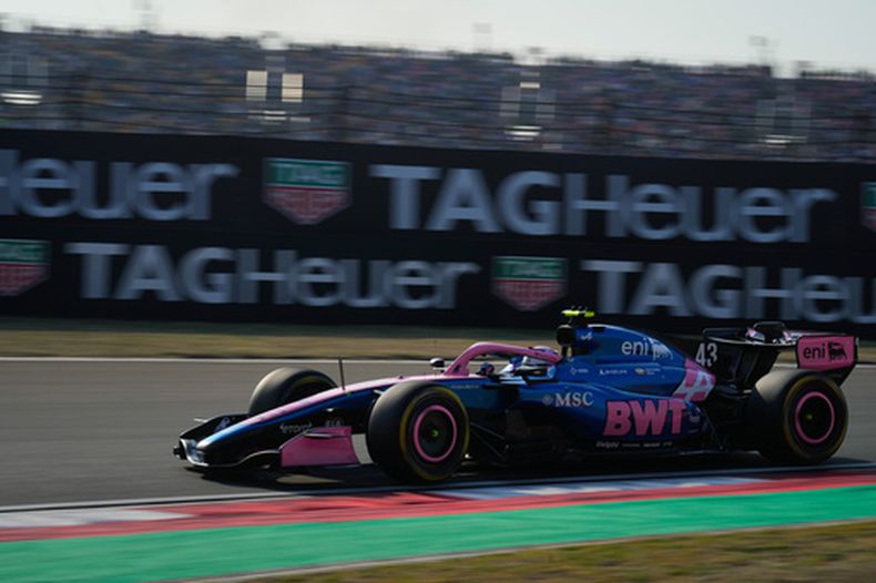 Franco Colapinto conduce su Alpine durante la clasificación del sprint del Gran Premio de China de la F1, el viernes 13 de marzo de 2026, en Shangái. (AP Foto/Vincent Thian)