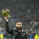 Benzema muestra su trofeo a fanáticos del Real Madrid