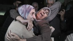 Shuruq Dwayat, a la izquierda, una prisionera palestina liberada por Israel, es abrazada por familiares a su llegada a casa en el vecindario de Sur Bahar, en Jerusalén Oriental, el domingo 26 de noviembre de 2023. (AP Foto/Mahmoud Illean)