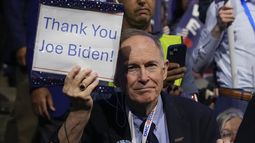 Un delegado sostiene un cartel mientras el presidente Joe Biden habla durante el primer día de la Convención Nacional Demócrata, el lunes 19 de agosto de 2024, en Chicago. (AP Foto/Jacquelyn Martin)