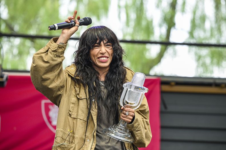 La ganadora del Festival de Eurovisión Loreen de Suecia en el escenario con su trofeo para celebrar con fanáticos en el parque Kungstradgarden en Estocolmo, Suecia, el martes 16 de mayo de 2023. Loreen (Lorine Talhaoui) ganó la final de Eurovisión en Liverpool el 13 de mayo con la canción Tattoo. (Anders Wiklund/TT News Agency vía AP)