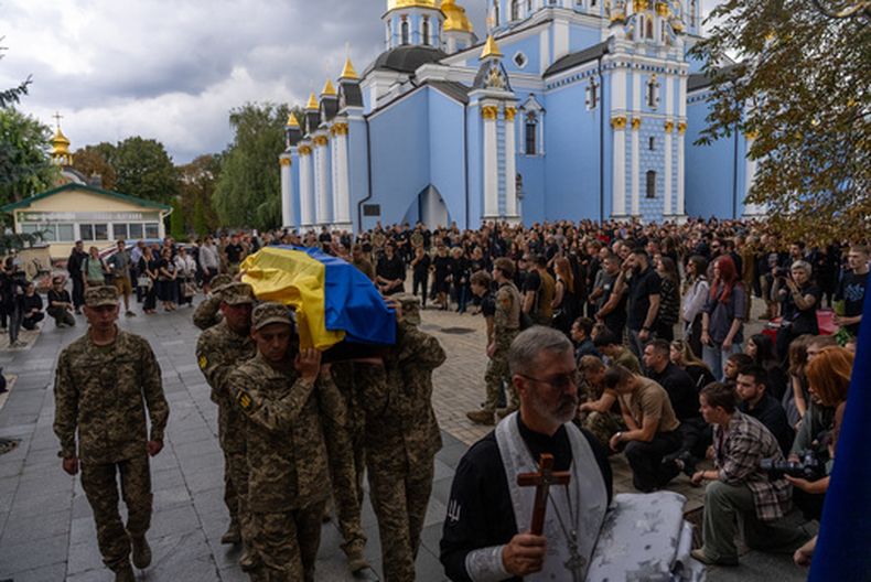 Militares ucranianos llevan el ataúd del soldado Danyil Smyrnov, de 21 años, que murió en combate, durante su funeral en Kiev, Ucrania, el jueves 3 de septiembre de 2026. (Foto AP/Alex Babenko)