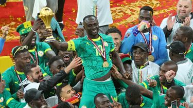 ARCHIVO - El delantero senegalés Sadio Mane sostiene el trofeo de campeón tras la victoria ante Marruecos en la final de la Copa Africana de Naciones, el domingo 18 de enero de 2026, en Rabat, Marruecos. (AP Foto/Youssef Loulidi)