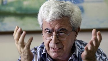 El destacado escritor e intelectual libanés Elias Khoury habla durante una entrevista con The Associated Press en su oficina del Instituto de Estudios Palestinos en Beirut, Líbano, el viernes 8 de agosto de 2014. (Foto AP/Bilal Hussein, Archivo)