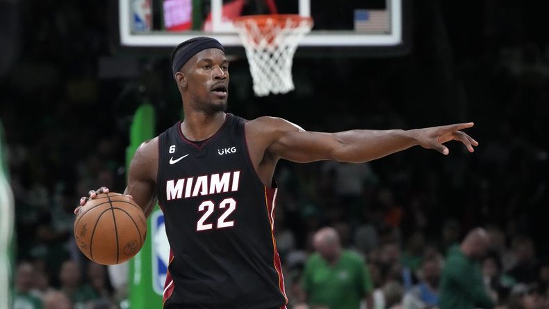 Jimmy Butler, del Heat de Miami, controla el balón y da indicaciones en la segunda mitad del Juego 7 de las finales de la Conferencia Este del baloncesto de la NBA, en contra de los Celtics de Boston, el lunes 29 de mayo de 2023, en Boston. (AP Foto/Charles Krupa )