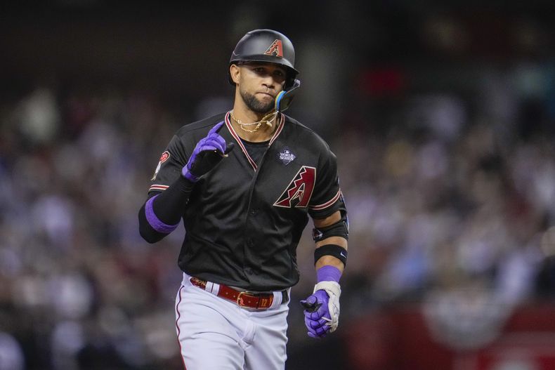 ARCHIVO- Lourdes Gurriel Jr., de los Diamondbacks de Arizona, celebra después de batear un jonrón de tres carreras en contra de los Rangers de Texas en la octava entrada del cuarto juego de la Serie Mundial, el 31 de octubre de 2023, en Phoenix. (AP Foto/Godofredo A. Vásquez, Archivo)