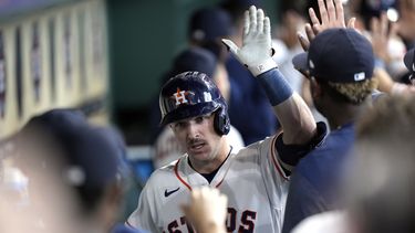Alex Bregman, de los Astros de Houston, festeja en la cueva luego de conseguir un grand slam en el juego del sábado 3 de junio de 2023, ante los Angelinos de Los Ángeles (AP Foto/David J. Phillip)