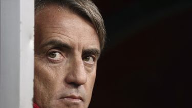 americateve | En esta foto del 10 de diciembre del 2013 se ve al t&eacute;cnico del Galatasaray, Roberto Mancini, observando a su equipo durante un encuentro de la Liga de Campeones contra Juventus en Estambul. El 11 de junio del 2014 se anunci&oacute; que dejaba el ca