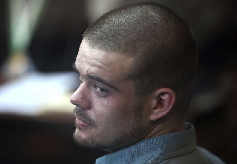 ARCHIVO - Joran van der Sloot mira hacia atrás desde su asiento después de ingresar a la sala del tribunal para la continuación de su juicio por asesinato en la prisión de San Pedro en Lima, Perú, el 11 de enero de 2012. Un avión con 16 miembros de la Oficina Federal de Investigaciones de Estados Unidos (FBI) llegará el miércoles 7 de junio de 2023 a Lima para llevar extraditado a ese país a Van der Sloot. (AP Foto/Karel Navarro, Archivo)