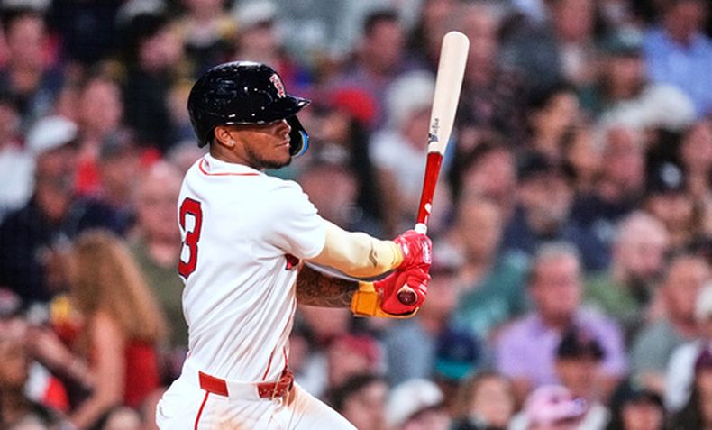 El jardinero de los Medias Rojas de Boston, Ceddanne Rafaela, observa su sencillo de dos carreras impulsadas durante la quinta entrada de un partido de béisbol contra los Marineros de Seattle, el lunes 31 de agosto de 2026, en Boston. (Foto AP/Charles Krupa)