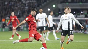 Dominik Szoboszlai del RB Leipzig anota un gol ante Eintracht Frankfurt en la final de la Copa de Alemania, el sábado 3 de junio de 2023, en Berlín. (AP Foto/Andreas Gora)