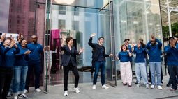 El director general de Apple, John Ternus, y Deirdre Obrien, vicepresidenta de comercio minorista, abren la tienda de Apple en la Quinta Avenida para el lanzamiento del iPhone 18 Pro, el viernes 18 de septiembre de 2026, en Nueva York. (AP Foto/Angelina Katsanis)