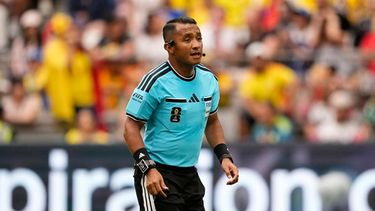 El árbitro salvadoreño Iván Barton durante el partido entre Suiza y Colombia por los 16vos de final del Mundial, el martes 7 de julio de 2026, en Vancouver. (AP Foto/Lindsey Wasson)