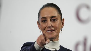 La presidenta mexicana Claudia Sheinbaum ofrece su conferencia de prensa matutina en el Palacio Nacional en la Ciudad de México, el lunes 3 de febrero de 2025. (Foto AP/Marco Ugarte)