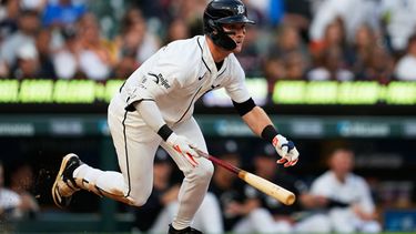 Kevin McGonigle, de los Tigres de Detroit, batea un doble de dos carreras ante los Guardianes de Cleveland, el martes 11 de agosto de 2026 (AP Foto/Paul Sancya)