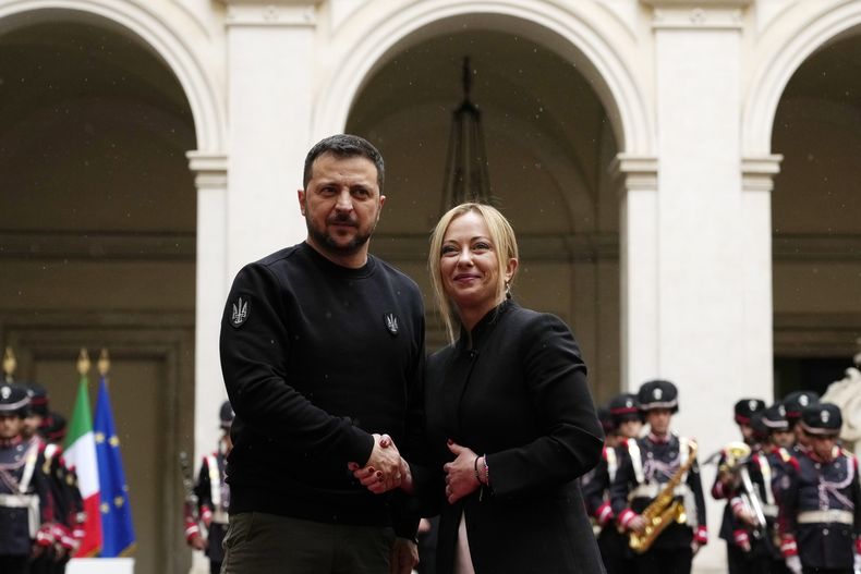 La primera ministra de Italia, Giorgia Meloni (derecha), y el presidente de Ucrania, Volodymyr Zelenskyy, se estrechan la mano antes de su reunión en el Palacio Chigi, en Roma, el 13 de mayo de 2023. (AP Foto/Alessandra Tarantino)