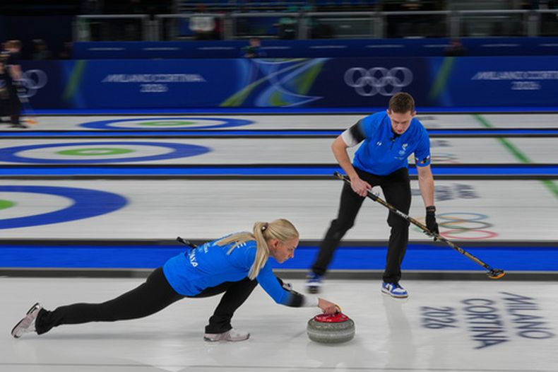 Marie Kaldvee de Estonia y Harri Lill compiten en la prueba de dobles mixtos ante Suiza en los Juegos Olímpicos de Invierno 2026 el miércoles 4 de febrero del 2026. (AP Foto/Misper Apawu)