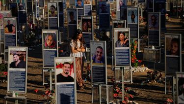 Una persona recuerda el tercer aniversario del ataque de Hamás a Israel el 7 de octubre de 2023 en el sitio donde se celebraba el festival de música Nova y donde cientos de asistentes mueron o fueron secuestrados, cerca del kibbutz Reim, en el sur de Israel, el 7 de octubre de 2026. (AP Foto/Ohad Zwigenberg)