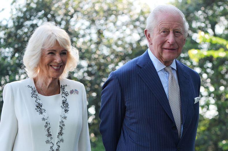 El rey Carlos III de Inglaterra y la reina Camila en la Casa Blanca en Washington el 27 de abril del 2026. (AP foto/Alex Brandon, Pool)
