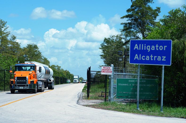 ARCHIVO – Varios camiones entran y salen del centro de detención de inmigrantes conocido como “Alcatraz de los caimanes” en los Everglades de Florida, el jueves 28 de agosto de 2025, en el condado Collier, Florida. (AP Foto/Rebecca Blackwell, Archivo)