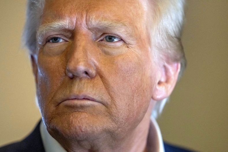 El presidente Donald Trump habla con la prensa a bordo del avión presidencial durante un viaje de Las Vegas a Miami, el sábado 25 de enero de 2025. (AP Foto/Mark Schiefelbein)