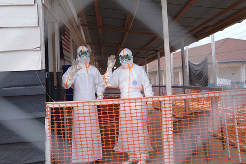 Trabajadores de salud con equipo de protección saludan dentro de un centro de tratamiento contra el ébola en Bunia, Congo, el lunes 10 de agosto de 2026. (AP Foto/Dieudonne Dirole)